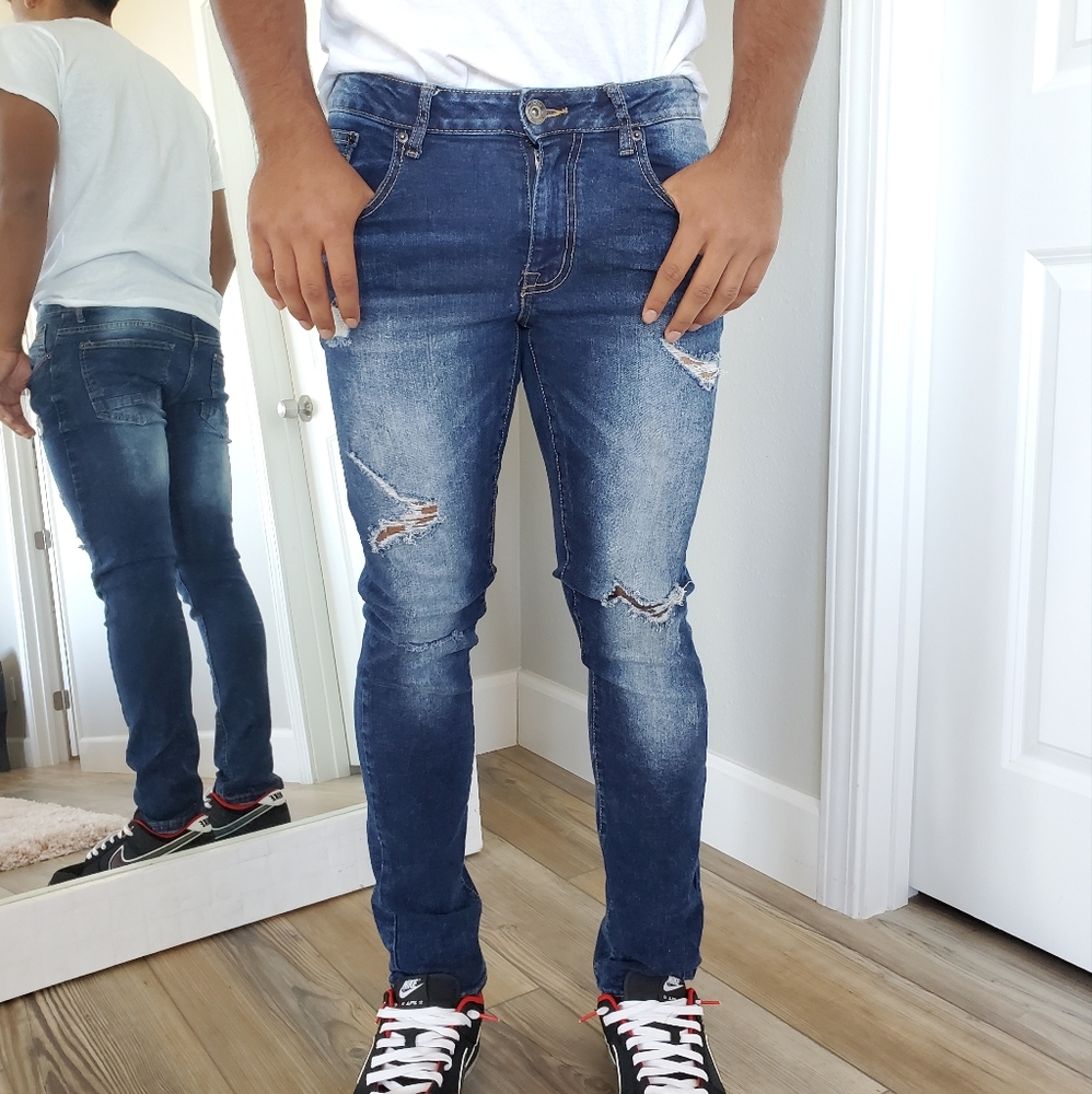 Distressed skinny jeans